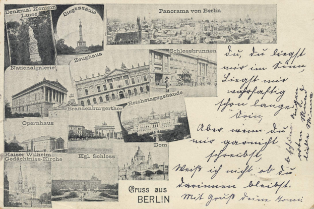 Schwarz-weiß-Postkarte mit mehreren Abbildungen von Berliner Sehenswürdigkeiten, darunter Gebäude, Bäume und eine Statue, mit handgeschriebener Schrift auf der Rückseite.