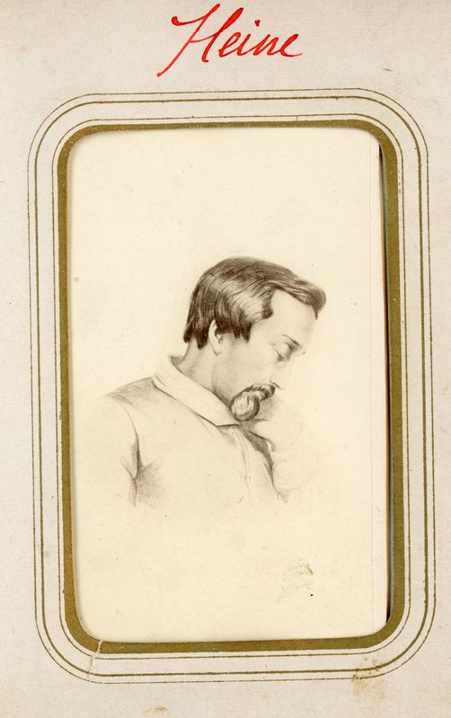 Altes Foto von Heinrich Heine, einem deutschen Komponist und Pianisten, mit Schnurrbart, kurzem dunklen Haar und ernstem Gesichtsausdruck, der ein weißes Hemd trägt und die Inschrift "Heine" oben.