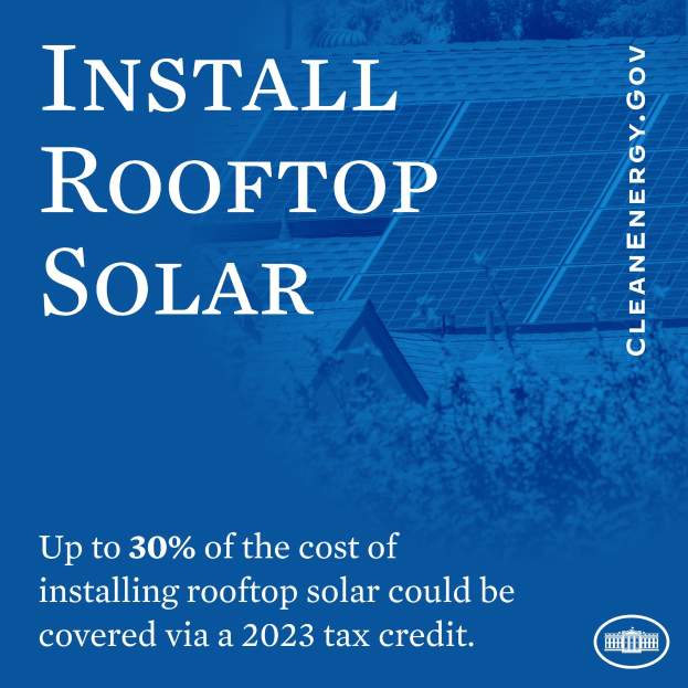 Plakat mit Text über einen 2023-Steuerkredit, der bis zu 30% der Kosten für die Installation von Dachsolaranlagen abdeckt, mit Bäumen und einem Gebäude mit Solarpanelen im Hintergrund.
