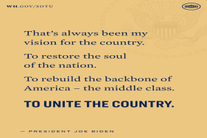 Ein Plakat mit einem Zitat des Pr├Ąsidenten Joe Biden ├╝ber die Wiederherstellung der Seele des Landes, den Wiederaufbau der Mittelschicht und die Vereinigung des Landes.
