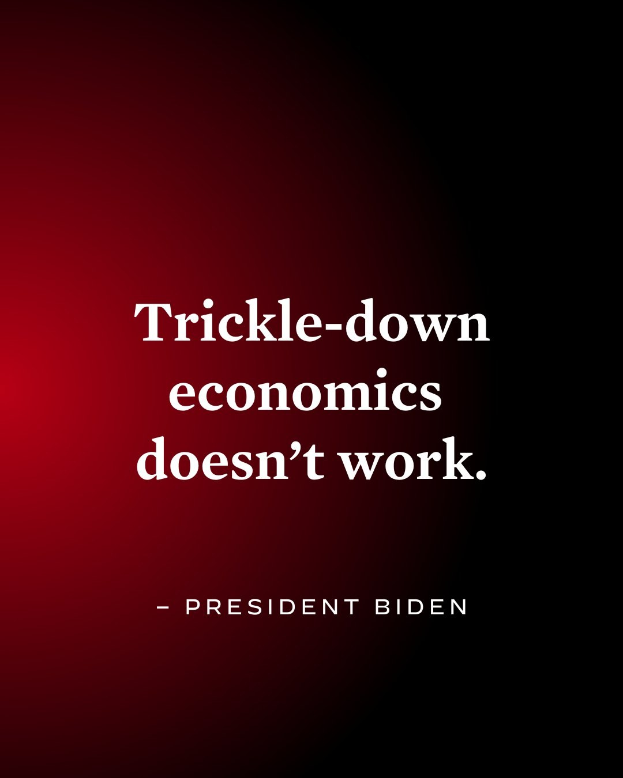 Plakat mit fettem schwarzem Text "Trickle-Down Economics Works Not" auf weißem Hintergrund, eingerahmt von einem dünnen schwarzen Rand, begleitet von einem Zitat des Präsidenten Biden.