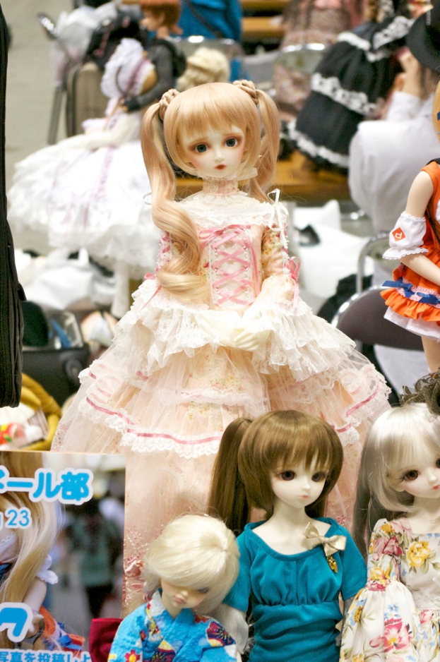 Puppen, eine Karte und verschiedene Gegenstände sind in einem Bild angeordnet.