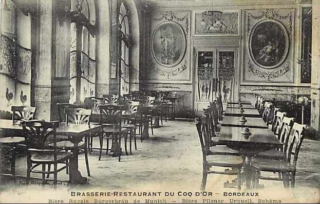 Altes Schwarz-Weiß-Foto eines Brasserie-Restaurant-Interieurs im Coq d'or, Bordeaux, Frankreich, mit Tischen, Stühlen, Wandgemälden und einer zentralen Tür.