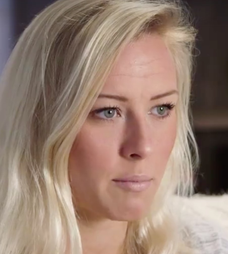 Blonde Frau mit blauen Augen in Not, Hintergrund unscharf, wahrscheinlich wegen Zwang zur Show-Austritt.