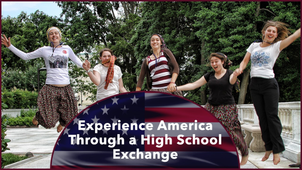 Eine Gruppe strahlender Frauen, die in der Luft springen, umgeben von Bäumen, Pflanzen und einem klaren blauen Himmel, mit der Aufschrift "Erlebe Amerika durch einen High School Austausch" unten.