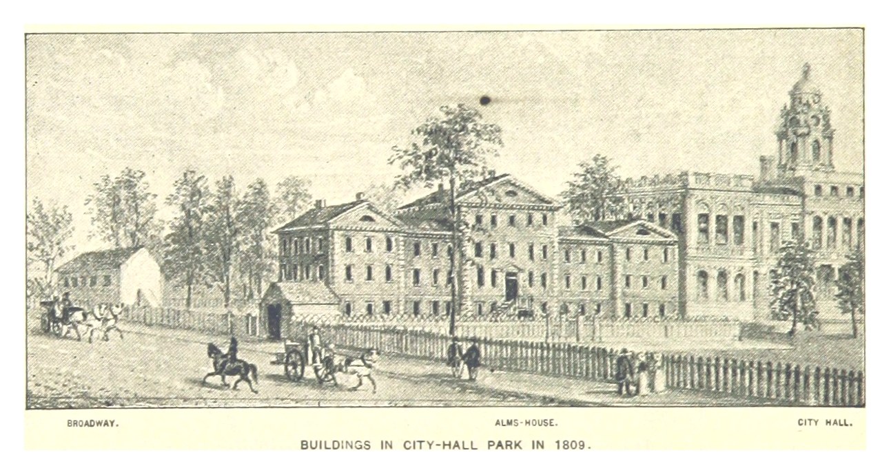 Ein historisches Bild von City Hall Park aus dem Jahr 1809 mit Gebäuden, Bäumen, Menschen, Pferdefuhrwerken, einem Zaun und Text am unteren Rand.