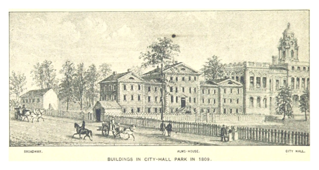 Ein historisches Bild von City Hall Park aus dem Jahr 1809 mit Gebäuden, Bäumen, Menschen, Pferdefuhrwerken, einem Zaun und Text am unteren Rand.